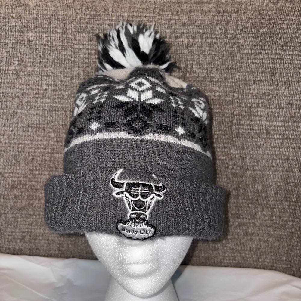 New Era Chicago Bulls Windy City Beanie Grey Knit Pom Hat NBA Hardwood Classics